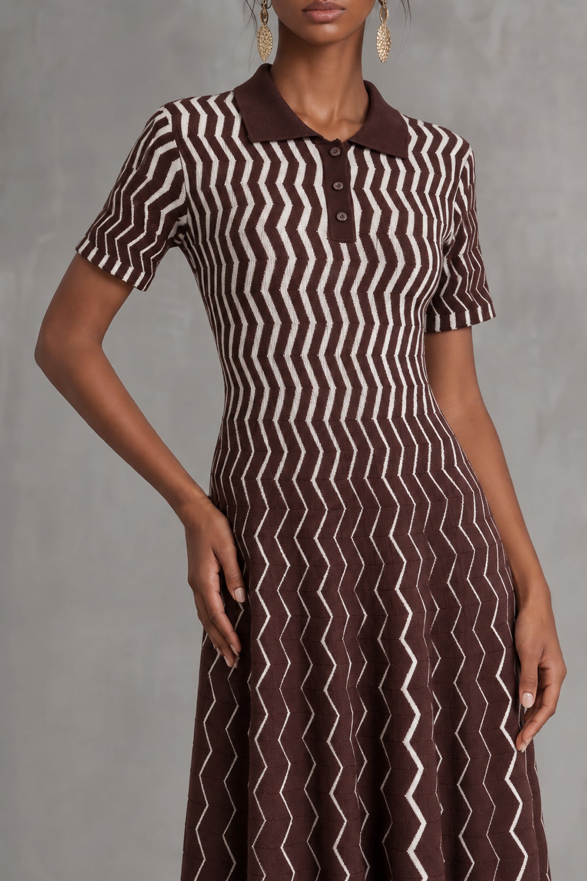 Camila — Vestido midi cuello en V rayas, detalle